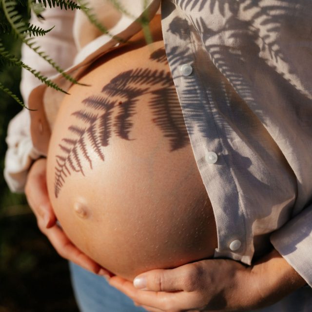 Mother Muse ✨

Les séances grossesse, j’adore ça. Vraiment 🙈

Même quand il y a déjà les enfants dans les parages, je prends toujours un moment à part, rien que pour elle. Juste la maman, son ventre, la lumière du soir et ces fougères, bien de chez nous, dont j’adore jouer avec les ombres sur la peau. 🌿

Parce qu’avant d’être une famille au complet, il y a vous les supers mamas to be, vous qui portez tout ça depuis des mois.

Je suis Anaïs L Photographie, votre photographe maternité dans les Landes et le Pays Basque depuis 2013.

#photographematernite #photographegrossesse #maternitephotographie #photographelandes #photographepaysbasque