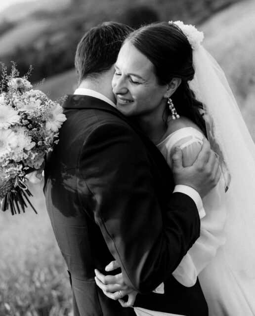 Samedi 3 octobre, dernier mariage de la saison, et pas des moindres : la Ferme aux Piments à Saint-Pée-sur-Nivelle, 250 invités. Oui, 250. Un vrai challenge logistique, mais quand les dieux de la météo sont de votre côté, tout roule 😮‍💨

Et au milieu de tout ça, deux amoureux fous, portés par une énergie dingue toute la journée. Une saison qui se termine en beauté, je ne pouvais pas rêver mieux.

Petit bonus du jour : je tombe sur le copain @damien_rssl, au milieu de 250 inconnus. Pas habituée à le voir manger des petits fours celui-ci 😂🥂

Je suis Anaïs L Photographie, votre photographe de mariage dans les Landes et le Pays Basque depuis 2013.

#photographemariagepaysbasque #fermeauxpiments #mariagesaintpeesurnivelle #photographemariagelandes #findesaison