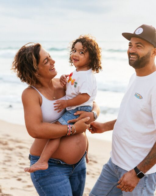 Séance famille à Ilbarritz, une plage qui compte double pour Charline et sa team 🌊

Ici, pas besoin de forcer les sourires et les câlins échangés, la petite numéro 1 était rayonnante, déjà bien informée de son nouveau rôle de grande sœur qui approche à grands pas.

Baby number 2 arrive bientôt, et cette séance capture ce moment suspendu, juste avant que tout change. Des instants complices, une lumière douce et une plage qui restera à jamais liée à leur histoire de famille.

Je suis Anaïs L Photographie, votre photographe famille et je raconte votre histoire dans les Landes et le Pays Basque depuis 2013.

#photographefamillepaysbasque #seancefamille #plageilbarritz #photographelandes #grossessefamille